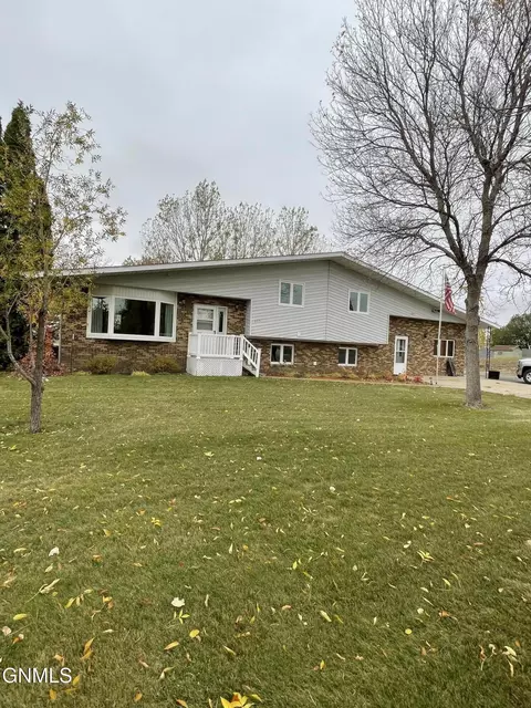 905 Antelope Dr, Hazen, ND 58545