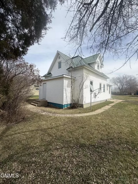 402 1st St NW, Crosby, ND 58730