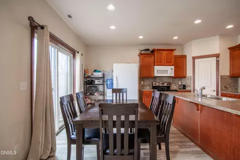 Dining - 871 10th St, Dickinson, ND 58601 photo 1 of 1