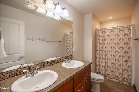 Bath - 871 10th St, Dickinson, ND 58601 photo 2 of 2