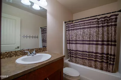Bath - 871 10th St, Dickinson, ND 58601 photo 1 of 2