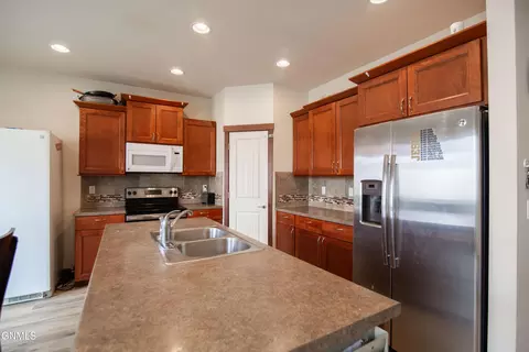 Kitchen - 871 10th St, Dickinson, ND 58601 photo 1 of 3