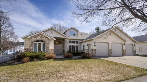 1864 Contessa Dr, Bismarck, ND 58503