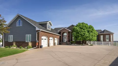 1916 Harding Pl, Bismarck, ND 58501