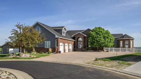 1916 Harding Pl, Bismarck, ND 58501