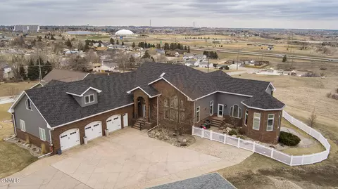 1916 Harding Pl, Bismarck, ND 58501