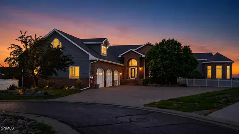 1916 Harding Pl, Bismarck, ND 58501