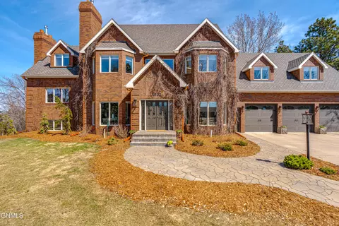 1922 Santa Gertrudis Dr, Bismarck, ND 58503