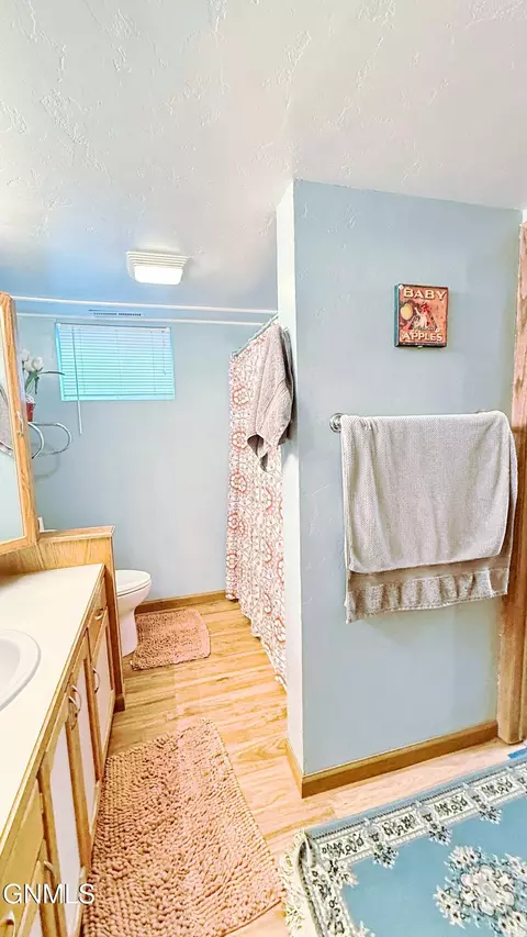 Bath - 926 17th Ave W, Williston, ND 58801 photo 2 of 2