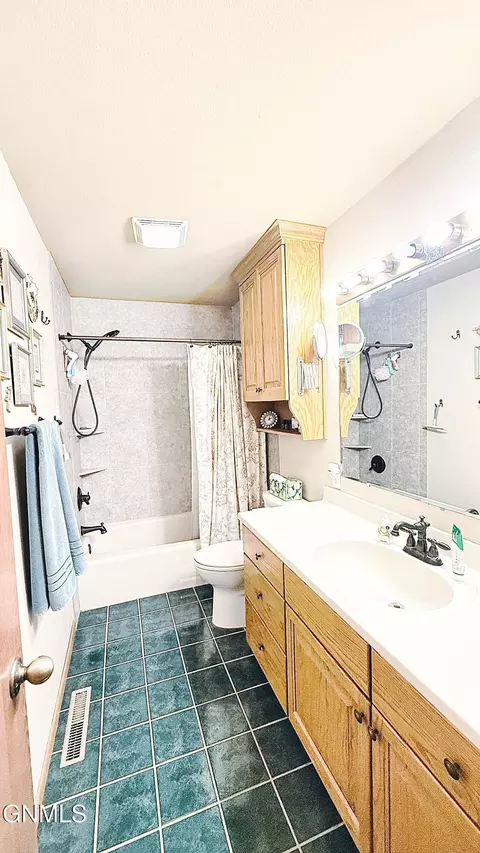 Bath - 926 17th Ave W, Williston, ND 58801 photo 1 of 2