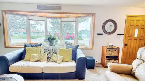 Living - 926 17th Ave W, Williston, ND 58801 photo 2 of 3
