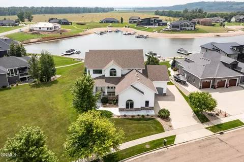 4303 Borden Harbor Pl SE, Mandan, ND 58554