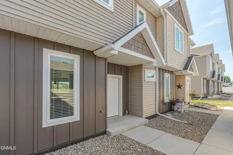 803 14th St SE, Mandan, ND 58554