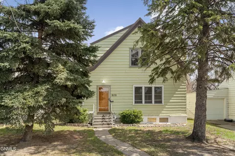 809 9th St, Bismarck, ND 58501