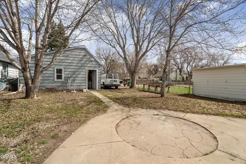Exterior - 809 9th St, Bismarck, ND 58501 photo 2 of 4