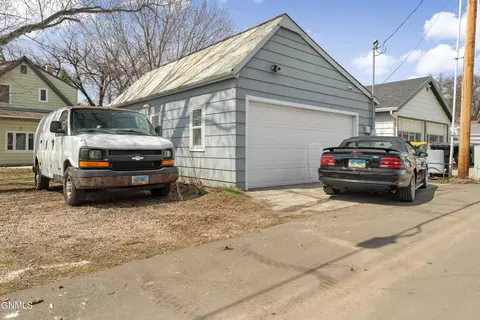 Exterior - 809 9th St, Bismarck, ND 58501 photo 4 of 4