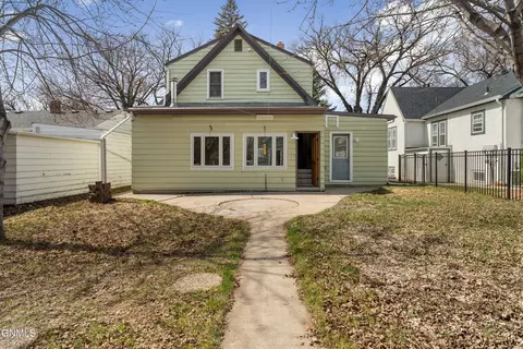 Exterior - 809 9th St, Bismarck, ND 58501 photo 3 of 4