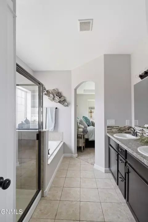Bath - 2715 25th St W, Williston, ND 58801 photo 3 of 11
