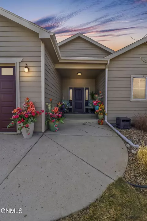 Exterior - 2715 25th St W, Williston, ND 58801 photo 2 of 7