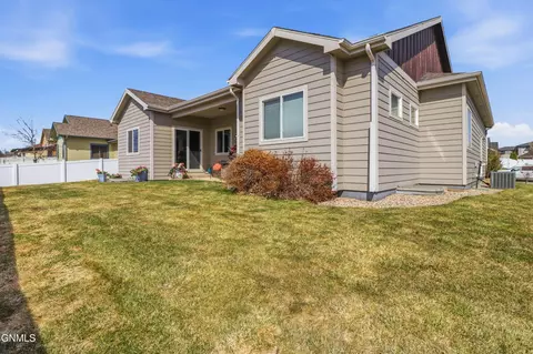 Exterior - 2715 25th St W, Williston, ND 58801 photo 4 of 7