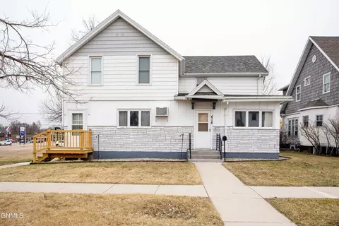 616 2nd Ave SE, Jamestown, ND 58401