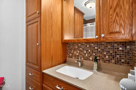 Bath - 202 3rd Ave SE, Barnesville, MN 56514 photo 5 of 7