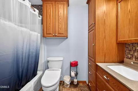 Bath - 202 3rd Ave SE, Barnesville, MN 56514 photo 6 of 7