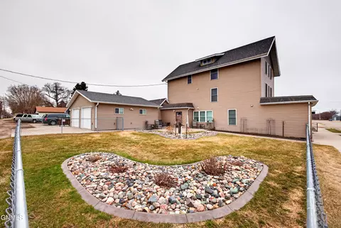 Exterior - 202 3rd Ave SE, Barnesville, MN 56514 photo 1 of 3