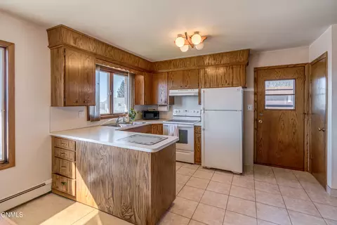 Kitchen - 802 Custer Dr, Mandan, ND 58554 photo 2 of 9