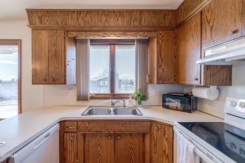 Kitchen - 802 Custer Dr, Mandan, ND 58554 photo 6 of 9