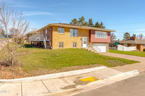 Exterior - 802 Custer Dr, Mandan, ND 58554 photo 4 of 12