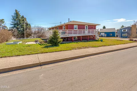 Exterior - 802 Custer Dr, Mandan, ND 58554 photo 9 of 12