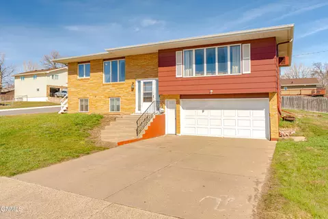 Exterior - 802 Custer Dr, Mandan, ND 58554 photo 2 of 12