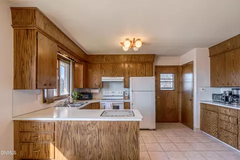 Kitchen - 802 Custer Dr, Mandan, ND 58554 photo 3 of 9
