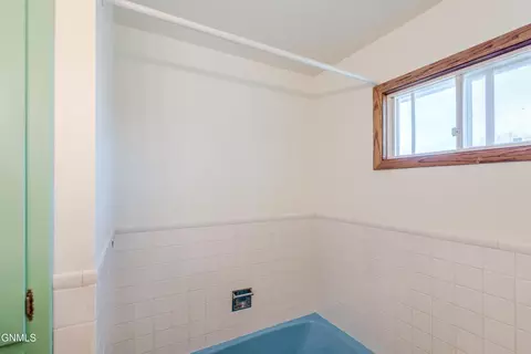 Bath - 802 Custer Dr, Mandan, ND 58554 photo 3 of 7
