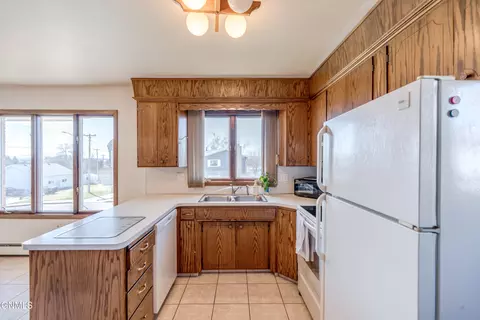 Kitchen - 802 Custer Dr, Mandan, ND 58554 photo 5 of 9