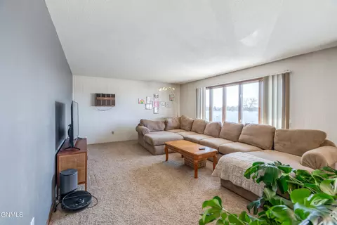 Living - 802 Custer Dr, Mandan, ND 58554 photo 2 of 5
