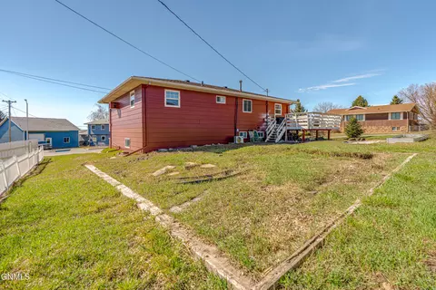 Exterior - 802 Custer Dr, Mandan, ND 58554 photo 12 of 12