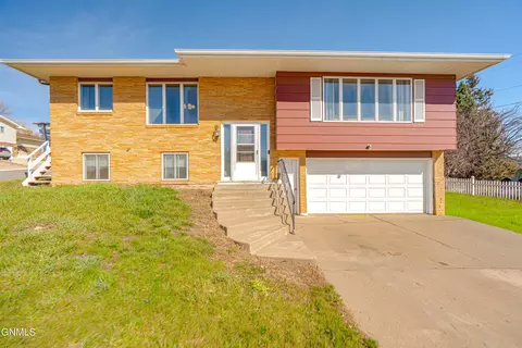 802 Custer Dr, Mandan, ND 58554