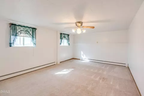Bedroom - 802 Custer Dr, Mandan, ND 58554 photo 6 of 8