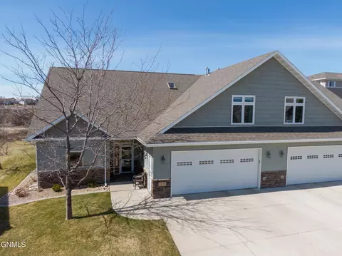 3120 Edgewood Pt, Bismarck, ND 58503
