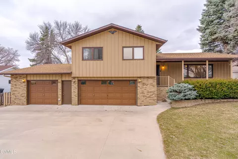 2062 Grimsrud Dr, Bismarck, ND 58501