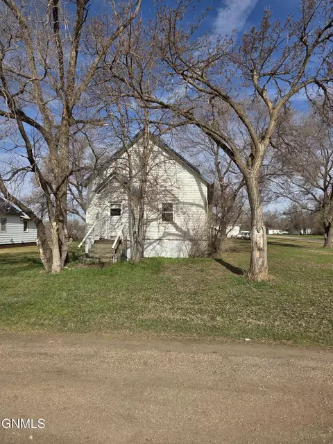 303 Main St, Almont, ND 58520