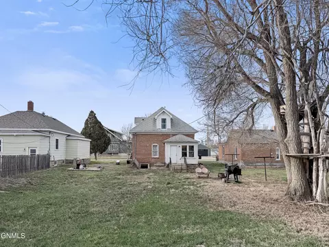 Exterior - 106 5th St W, Williston, ND 58801 photo 2 of 3