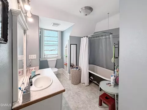 Bath - 106 5th St W, Williston, ND 58801 photo 2 of 2