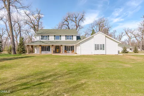 6609 Deerewood Ln, Bismarck, ND 58503