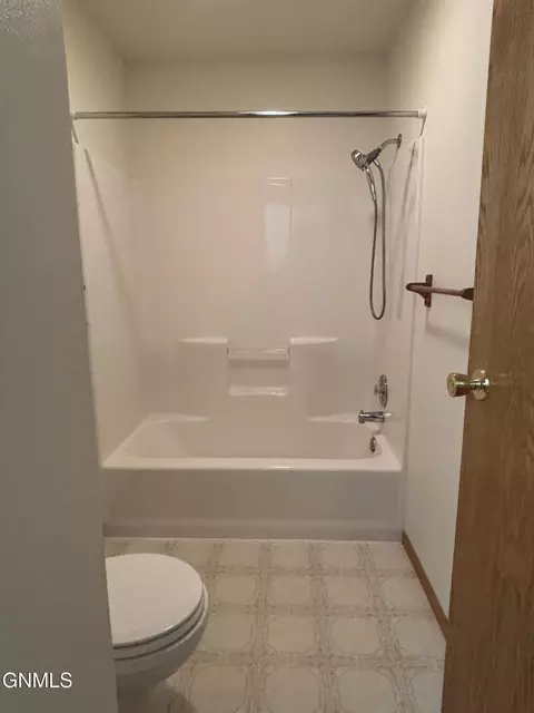 Bath - 1801 15th Ave W, Williston, ND 58801 photo 2 of 3