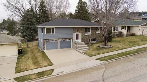 2406 Hillview Ave, Bismarck, ND 58501