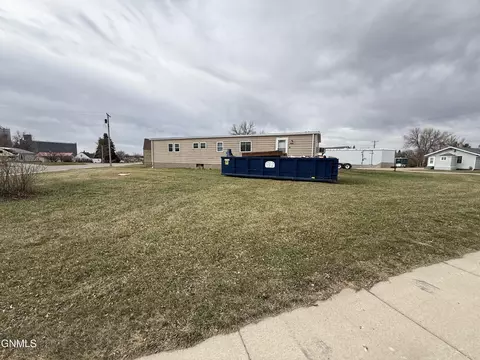 323 Comford St, Ray, ND 58849