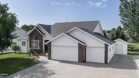 4809 Harbor Trl SE, Mandan, ND 58554
